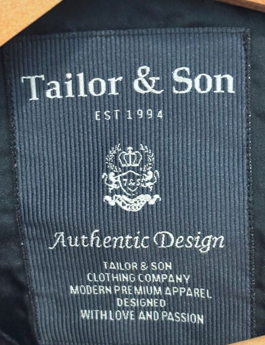 Granatowa bluza typu polo