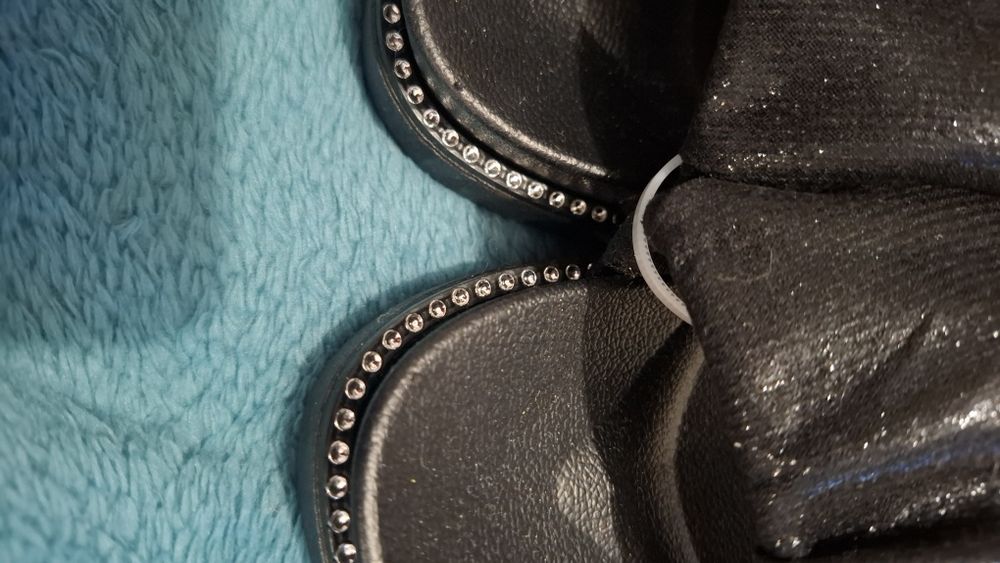 Czarne klapki ze zdobieniami