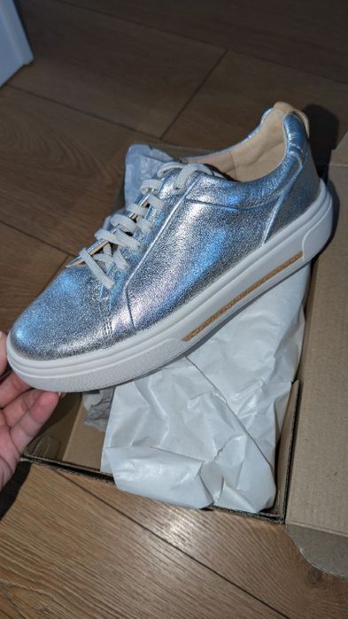 Продам нові жіночі кросівки Clarks