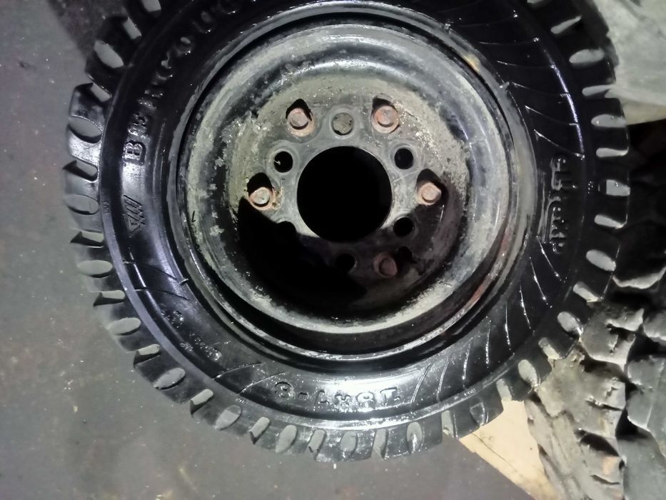 REFP10A 2 PNEUS MACIÇOS BERGOUGNAN 18X7-8