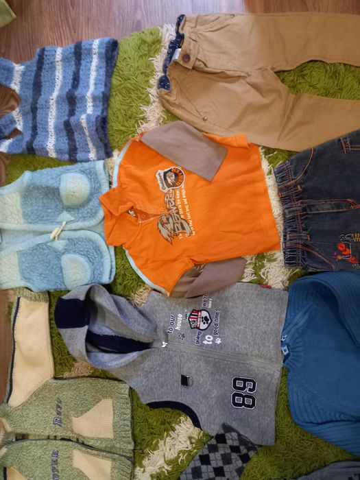 Теплі речі на 1.5-2 роки жилет, джинси, светр на хлопчи