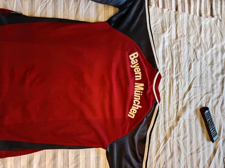 Camisola Bayern Munique da Adidas(sem número ou nome; tamanho 10-12)