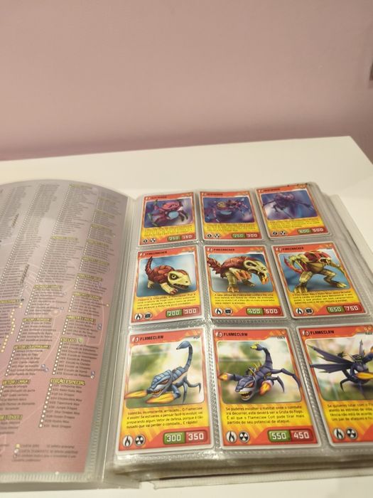 Vendo caderneta com cartas Invizimals