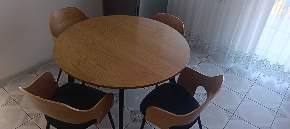 Komplet stół i 4 krzesła