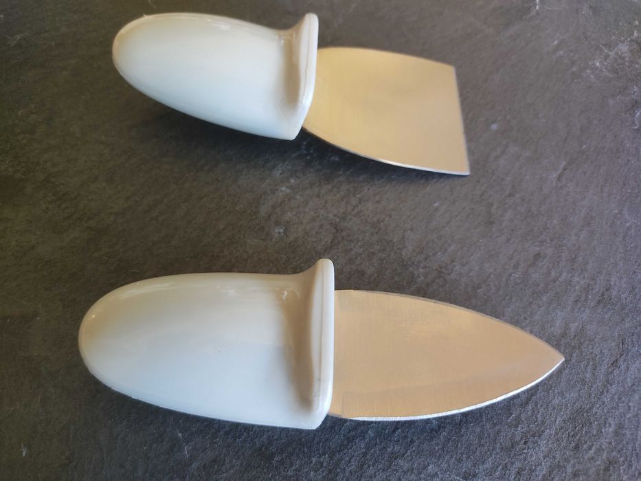 Tábua de queijo [em pedra natural irregular gris oriental e 2 facas]