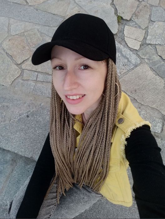 Кепка з косичками.