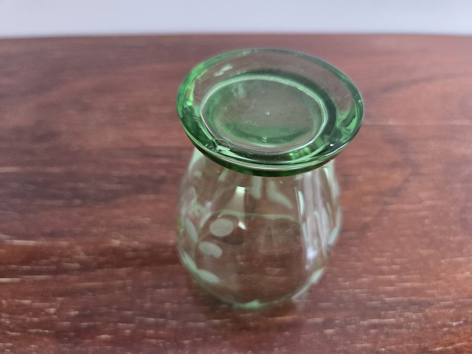 Copo e prato em vidro verde antigo