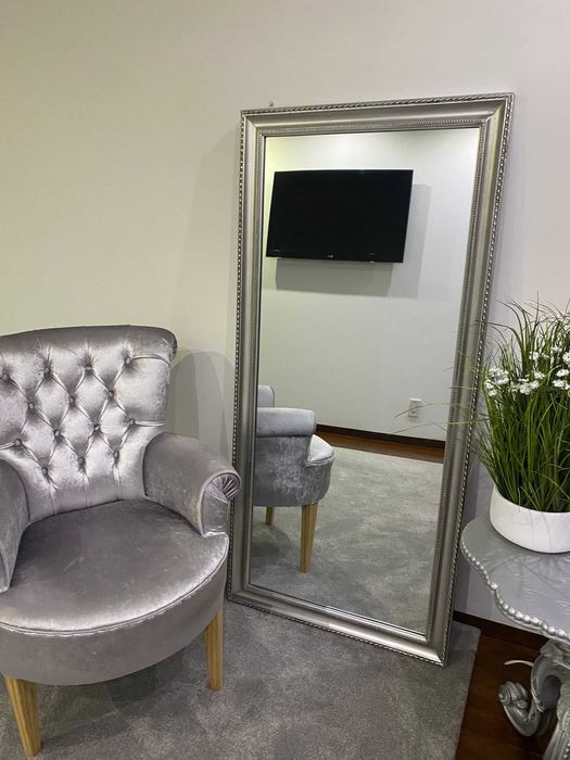 Senhorinha prateada, espelho prateado e mesa prateada