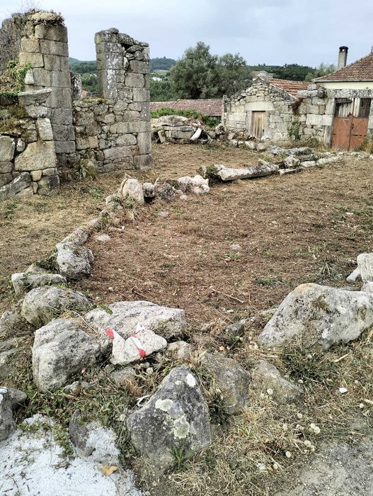 Duas casas (ruínas) e terreno 800m2