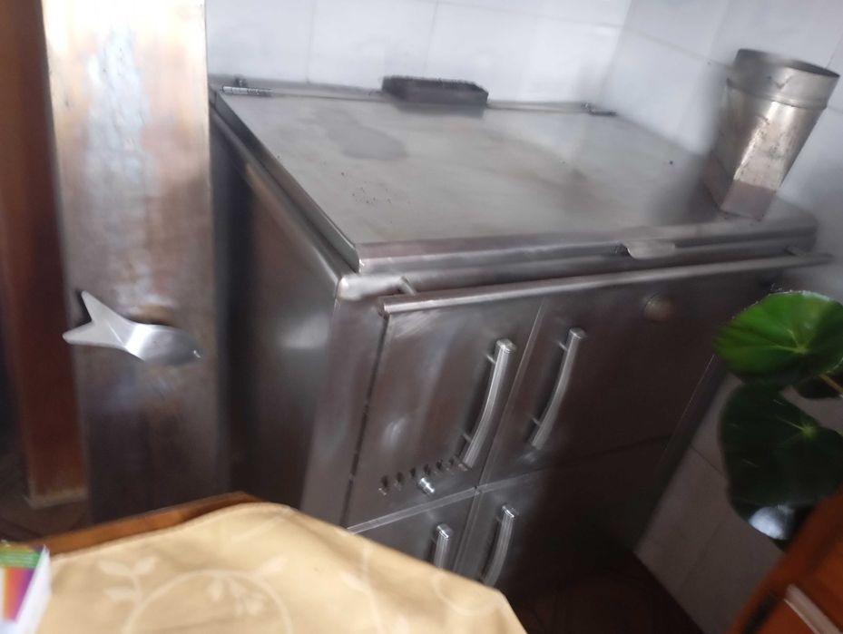 Fogão a lenha com pouco uso