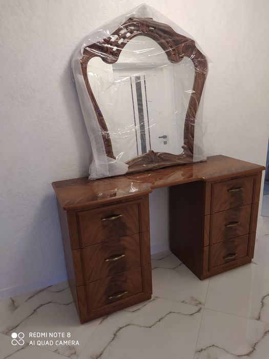 Комод для спальні з дзеркалом шафа