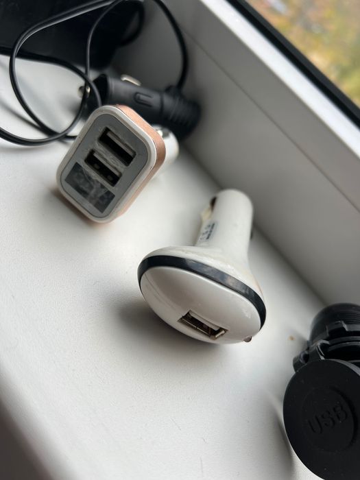 Зарядний пристрій в прідкурювач авто зарядка в прикуриватель