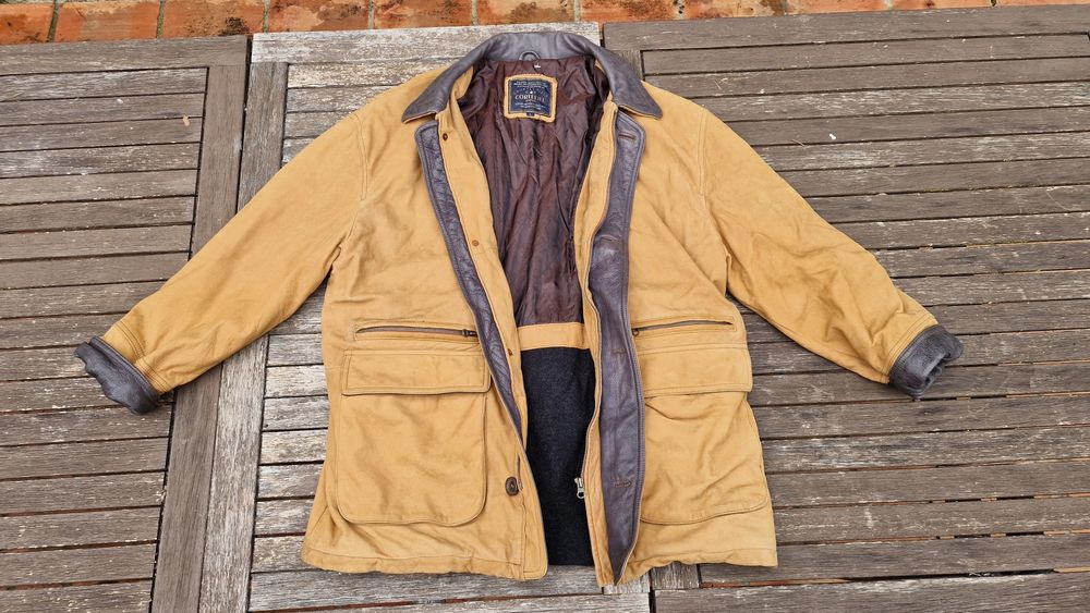 Casaco Cortefiel de pele.