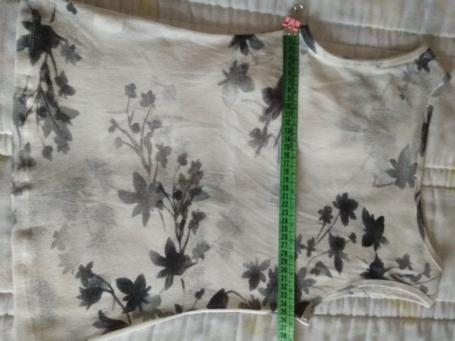 Camisola branca com flores cinzentas