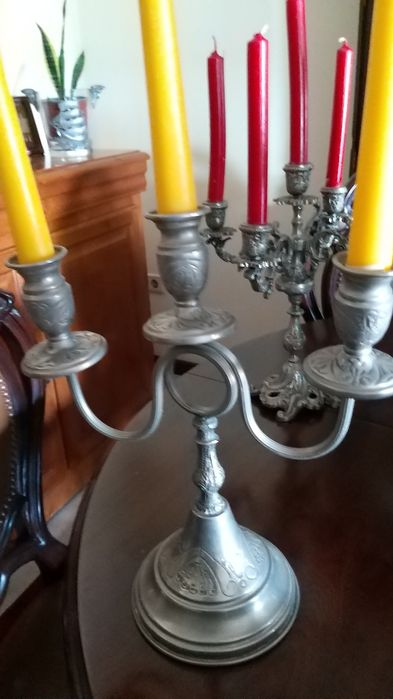 Vendo dois castiçais com três belas cada em casquinha de prata