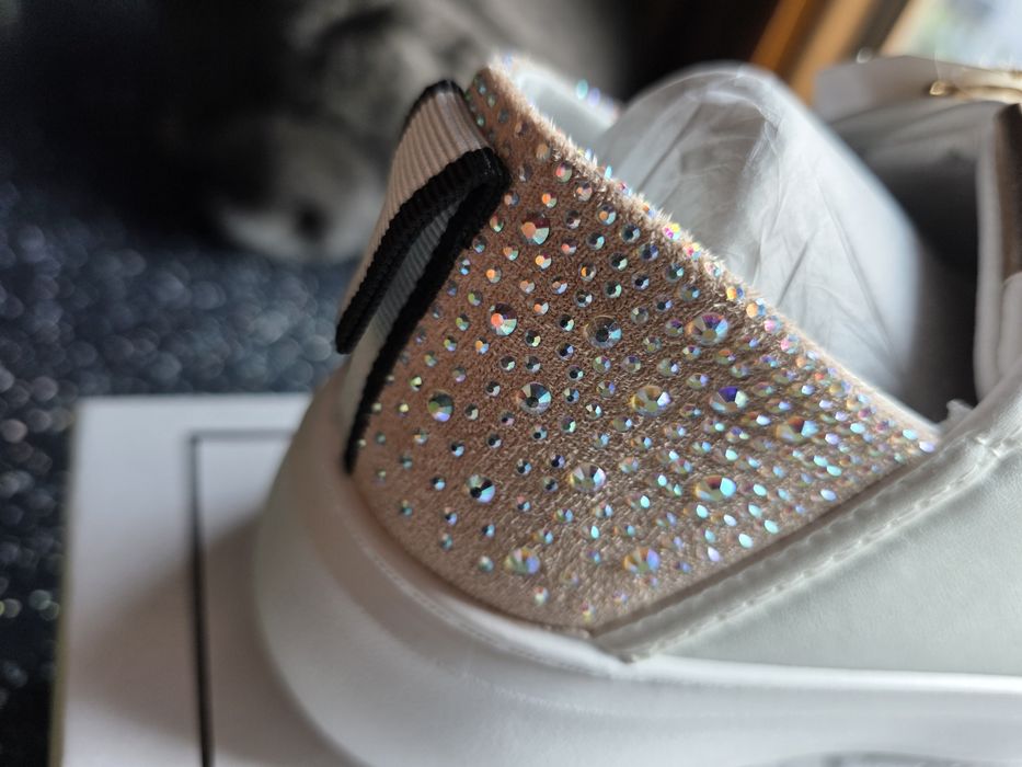 Buty sportowe z cyrkoniamii