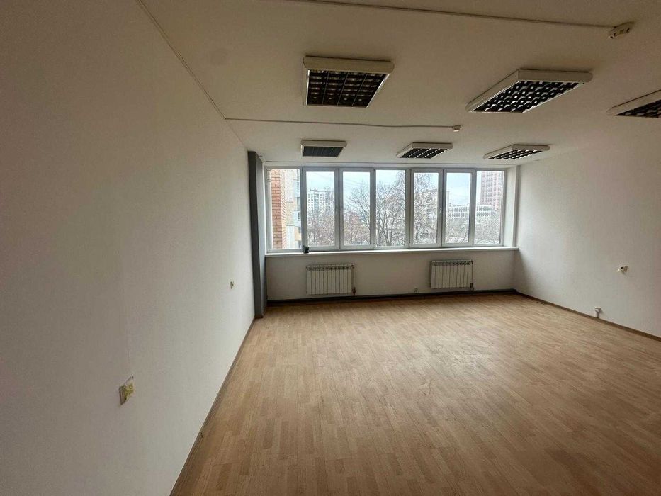 Оренда окремого нежитловго (офісного) приміщення 775 м.кв., Ризька,12