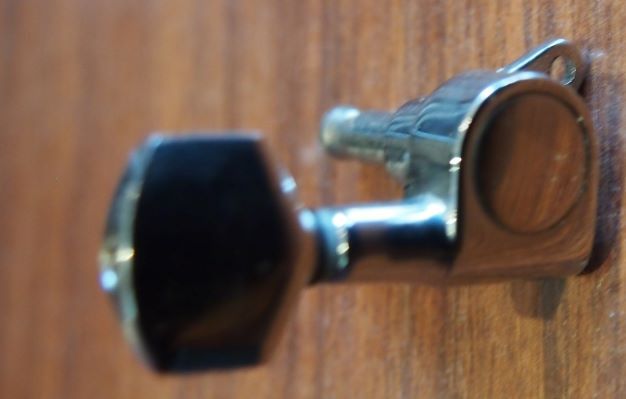 Afinador de cordas para guitarra ou instrumentos artesanais