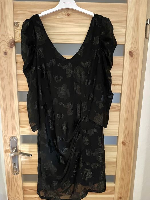 Czarna elegancka sukienka z pagonami, pufkami, Reserved