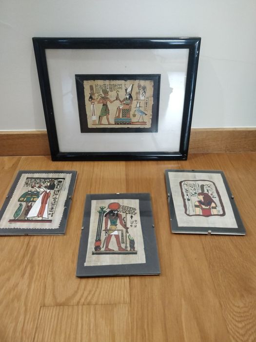 Conjunto de quatro quadros, um médio e três pequenos.