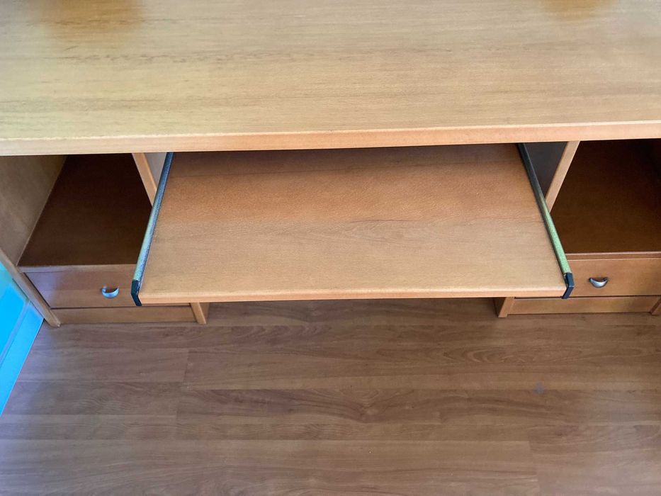 Secretária de madeira maciça e cadeira