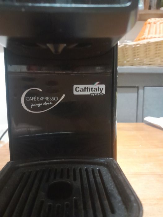 Máquina de café expresso com pouco uso