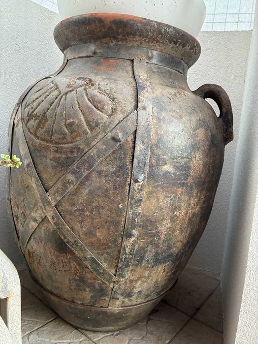 Vasos de barro grandes antigos