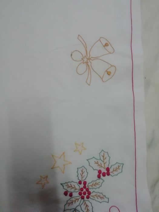 Toalha em linho e bordada à mão
