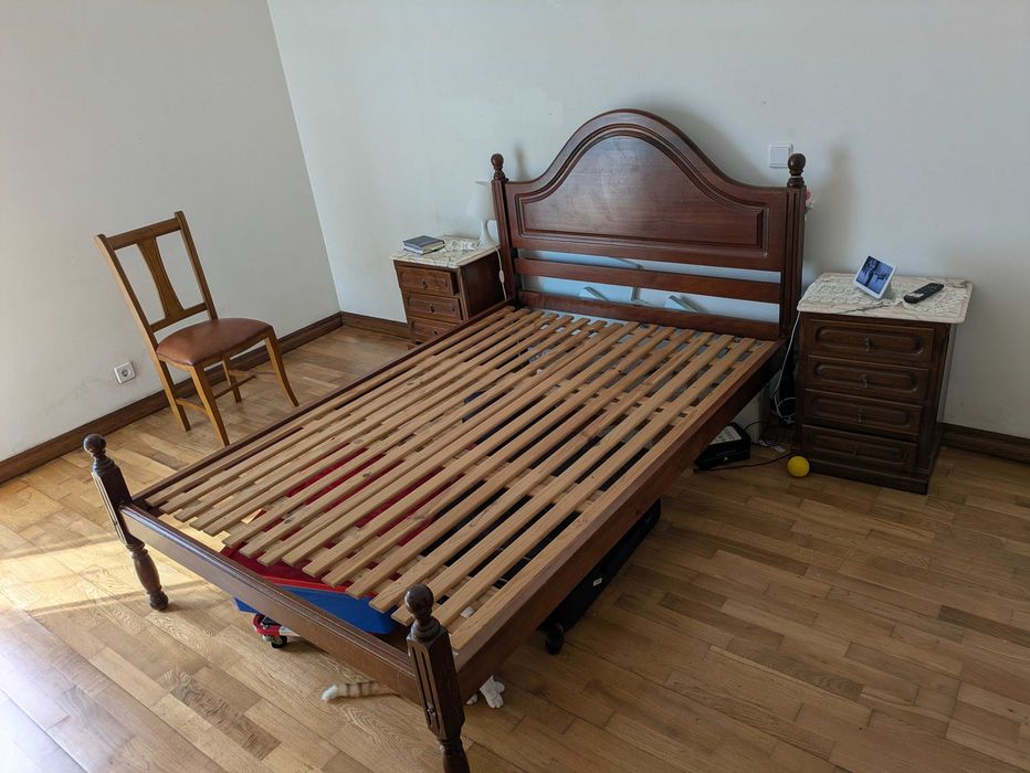 Cama de madeira maciça.