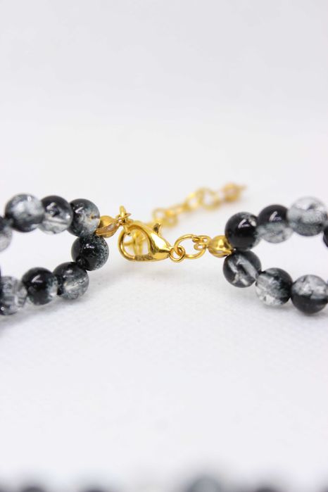 Elegancki naszyjnik typu choker z akrylowymi koralikami i zawieszką