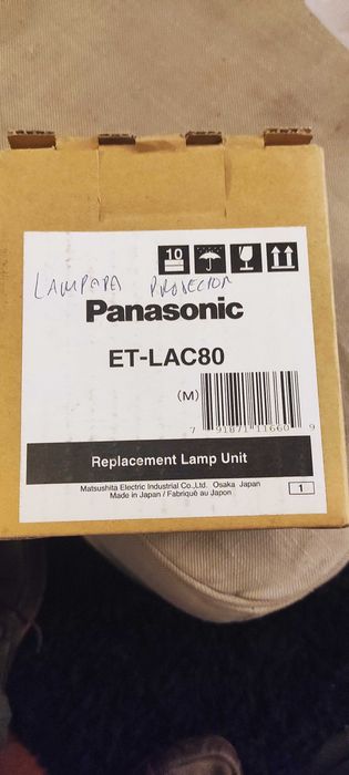 Video projector PANASONIC PT-LC56E com lâmpada sobresselente nova.