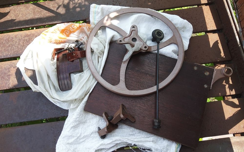 Ножний привод для радянської швейної машинки в повній комплектації.