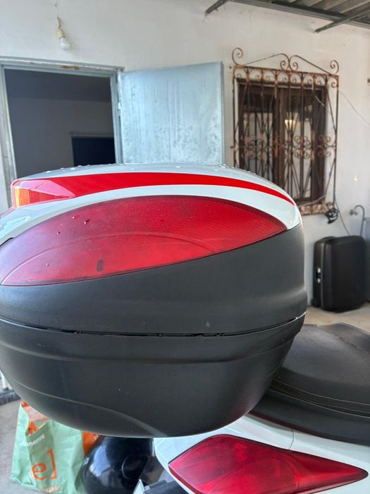 Para desocupar , baú original  yamaha em perfeito estado ,com algumas