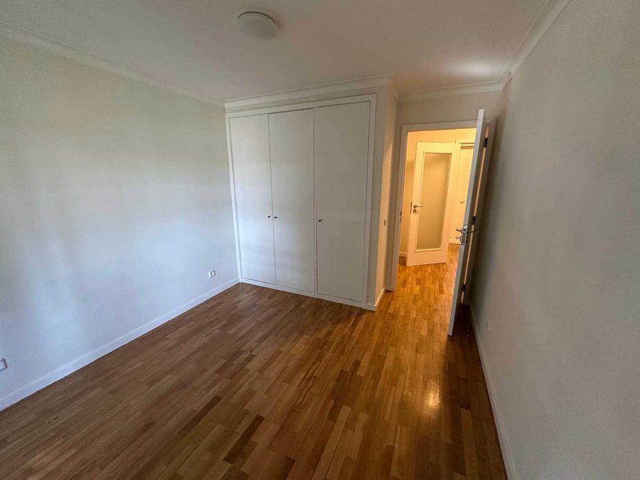 Arrenda-se T2 remodelado c/ garagem Sra da Hora junto ao metro