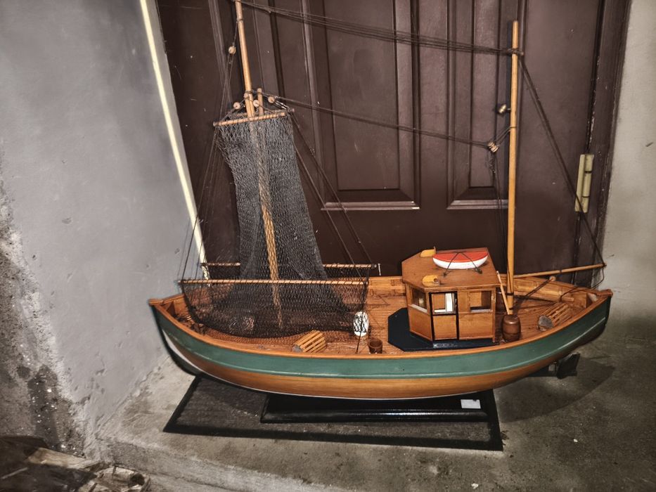 Duży stary vintage drewniany model kutra rybackiego 76 x76x 24 cm