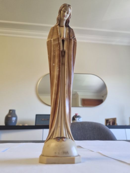 Pequena estatueta de nossa senhora de fátima