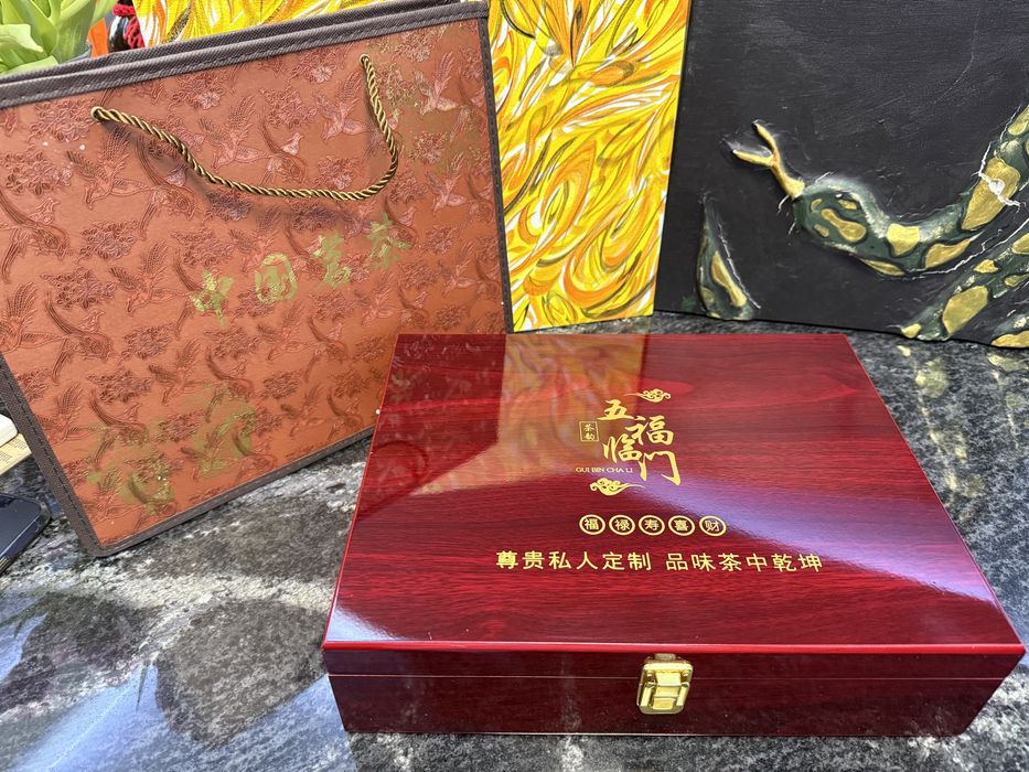 Елітний подарунковий набір китайського чаю з фігурками достатку