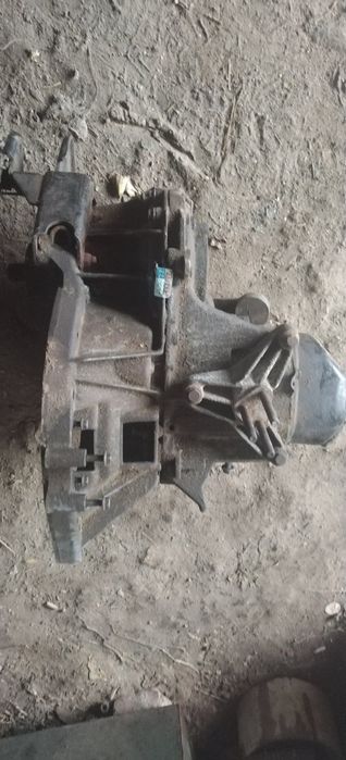 Коробка повністю в робочому стані до Volvo v40