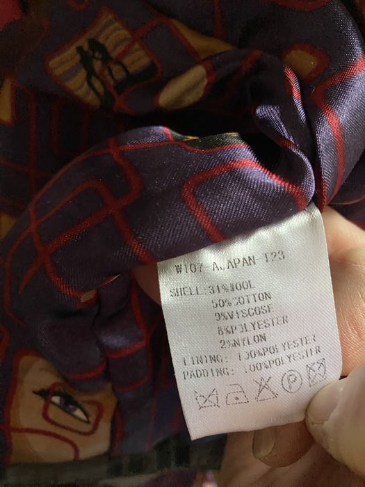 Czarny wełniany płaszcz haftowany zdoobiony artystyczny