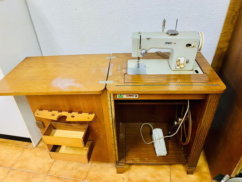 Máquina de costura antiga com móvel