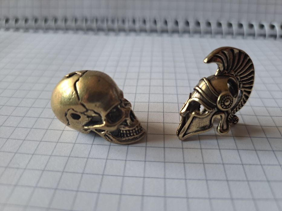 Прикраса з бронзи, мідь, латунь, Шолом спартанця, Череп