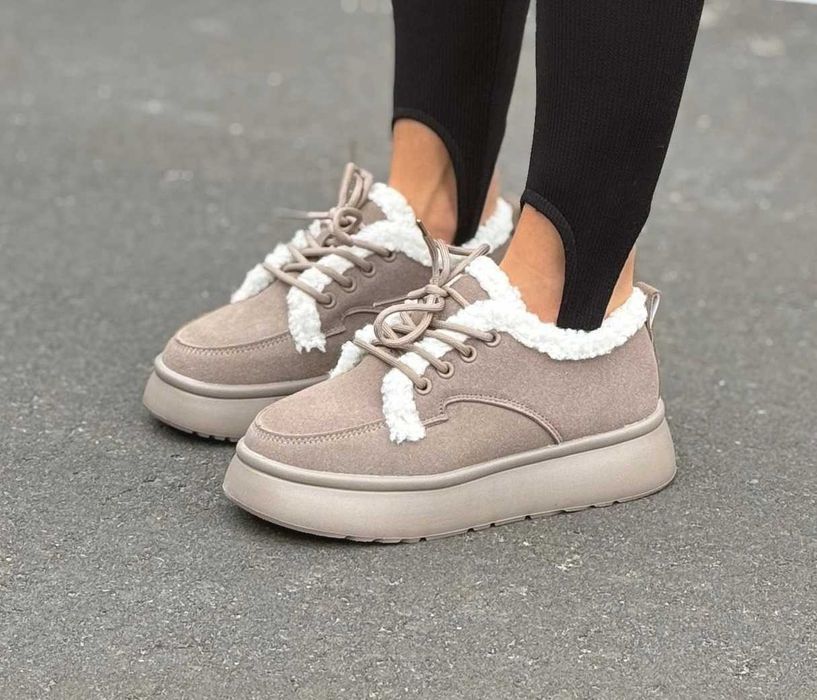 Женские зимние кроссовки с мехом бежевые замшевые