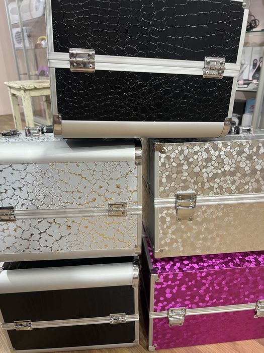 Чемодан мастера для маникюра, визажиста и парикмахера