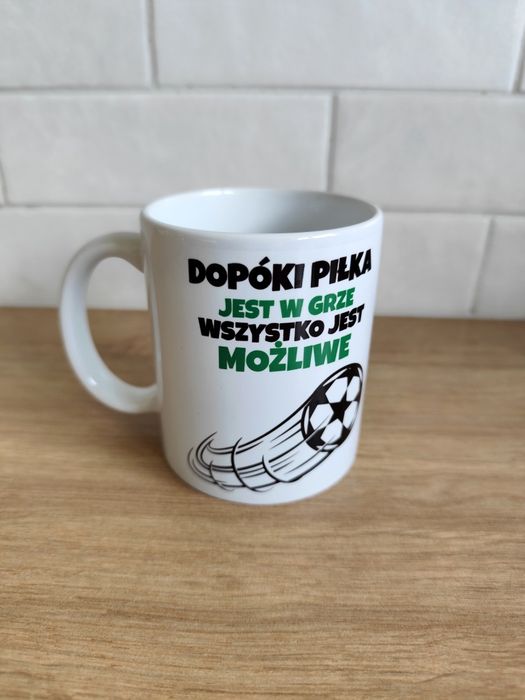 Kubek piłkarski z napisem "Dopóki piłka jest w grze wszystko jest możliwe", motywacyjny, piłka nożna, prezent kibic