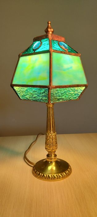 Lampa stołowa z kloszem ze szkła witrażowego