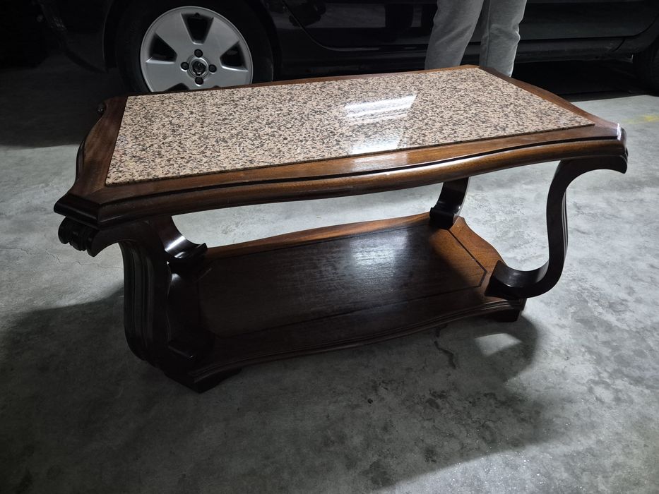 Mesa de centro em madeira e mármore