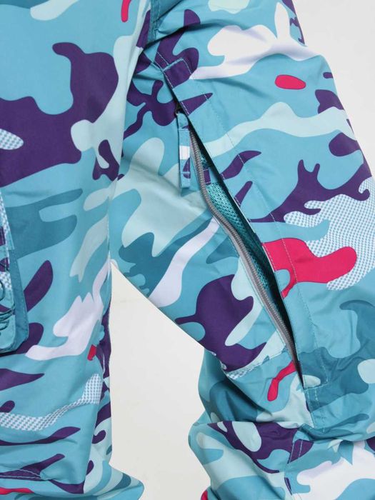 Spodnie snowboardowe lub narciarskie.