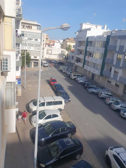 No Centro de Armação de Pera. E a 100 metros da Praia