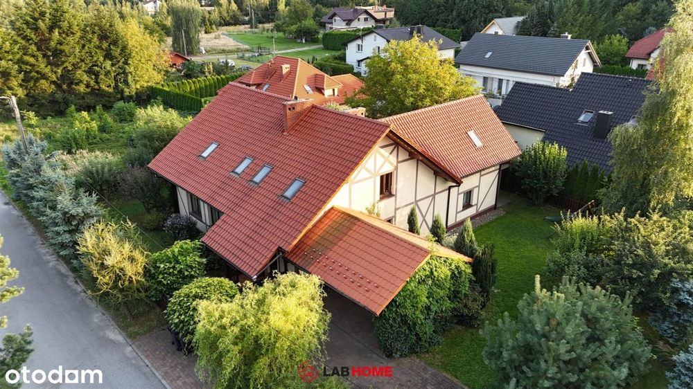 Urokliwy dom z odrobinę tajemniczym ogrodem