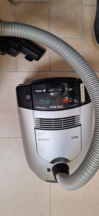 Aspirador  de saco vampyr AEG em ótimo estado